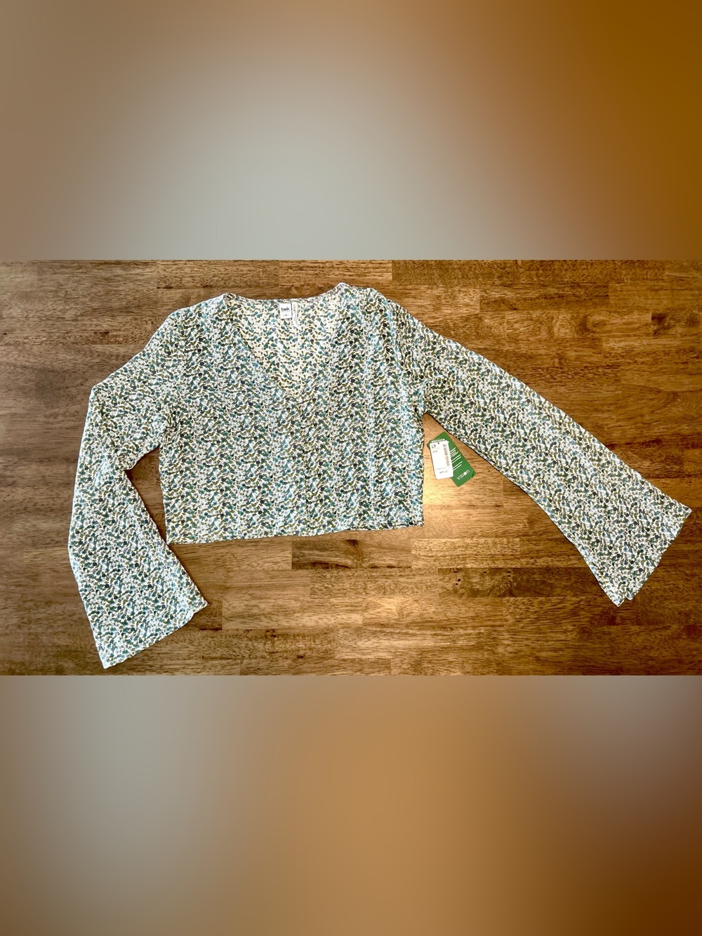 Simons Cropped V-Neck Knit Top in White and Green Speckle